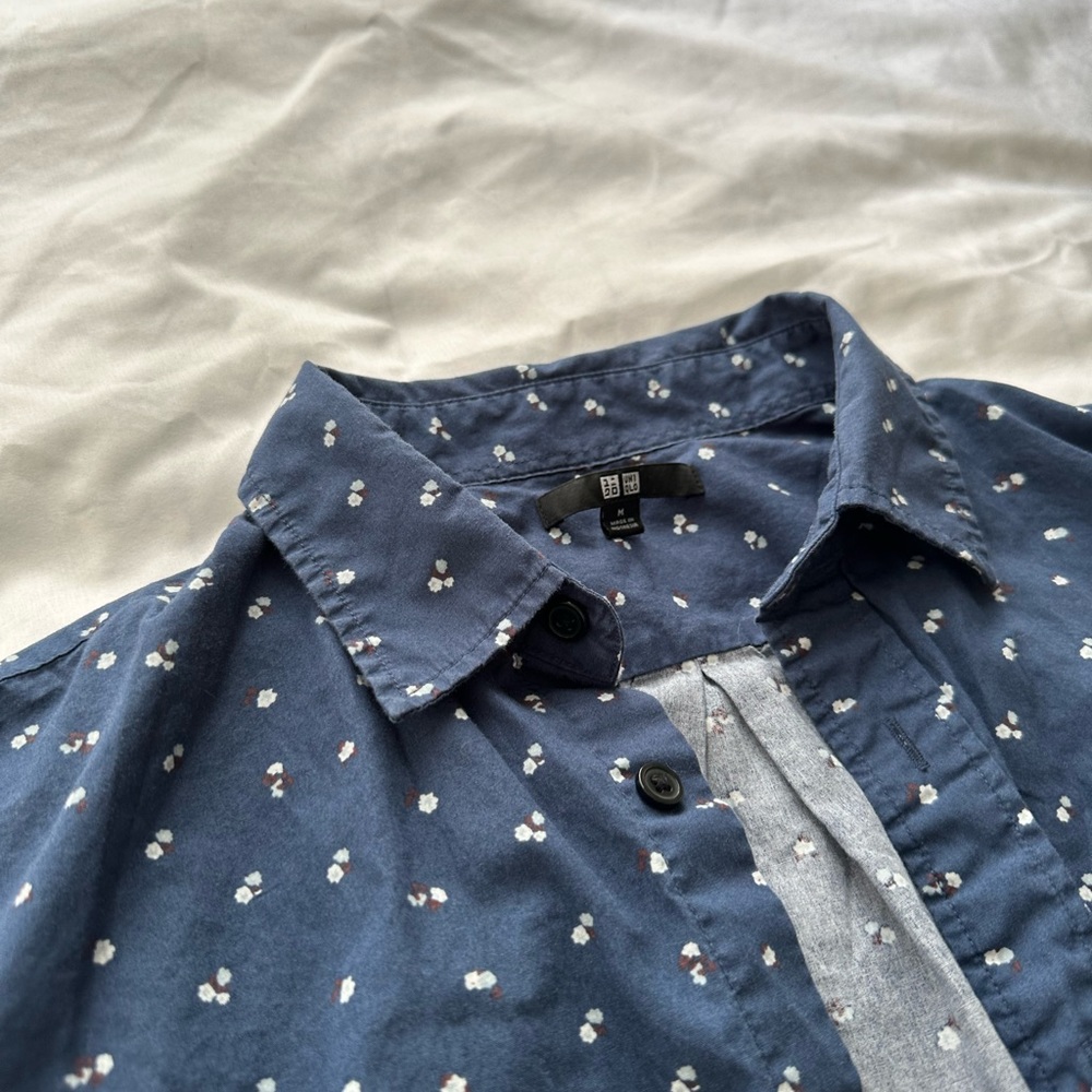 UNIQLO Navy Blue Flower Pattern Button Up Short Sleeve Shirt Medium